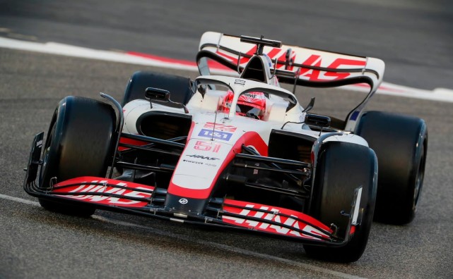 阿斯顿马丁轻取哈斯车队，拉塞尔带队取胜