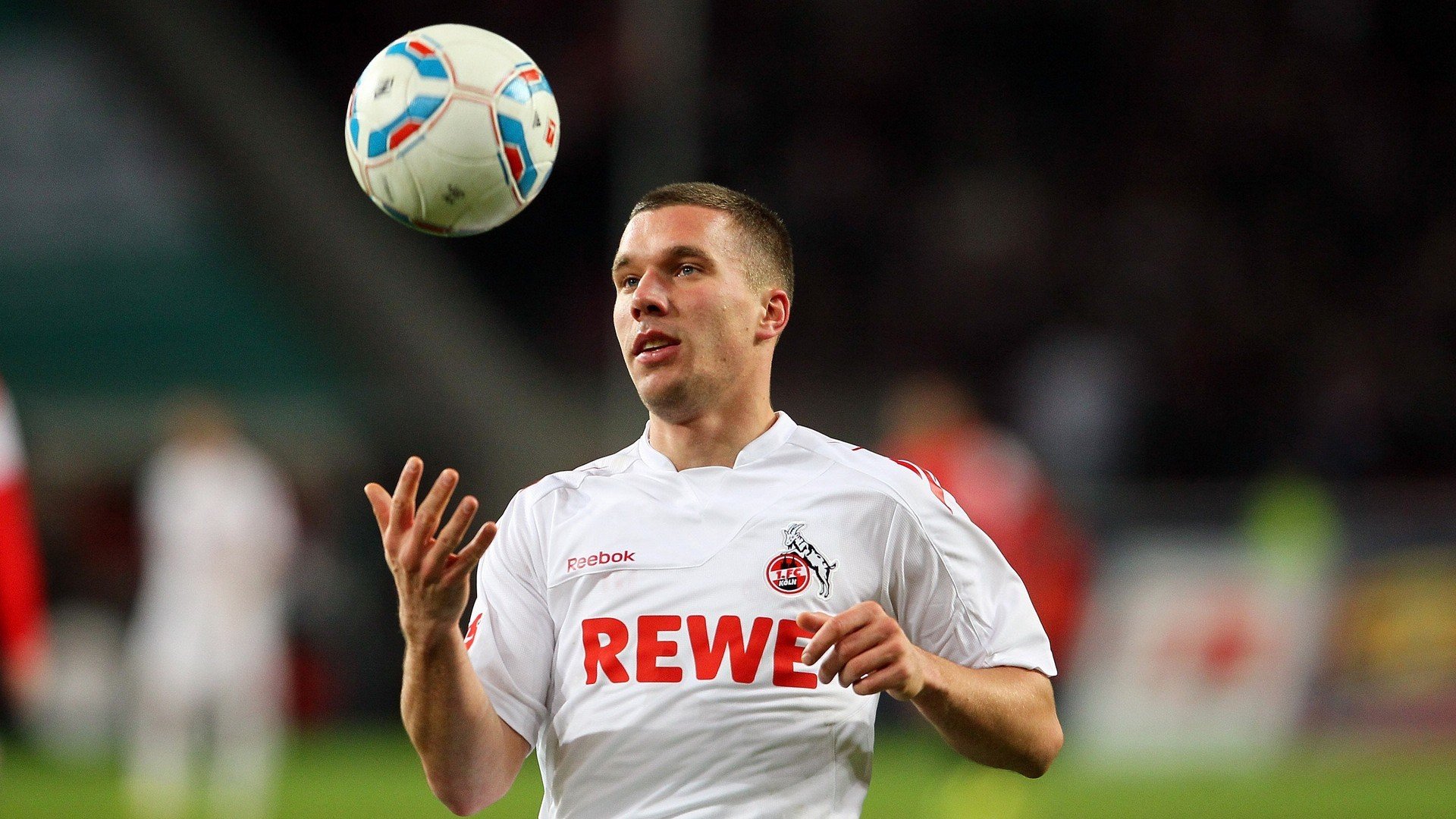 隔空对决！喀麦隆足球震惊南美，格列兹曼F1街道赛上演接管艺术